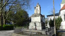 Blick zum Kriegerdenkmal in St. Georgen am Steinfelde